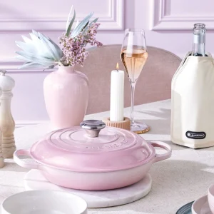 Cacerola Baja 26cm Hierro Fundido Esmaltado Shell Pink Le Creuset